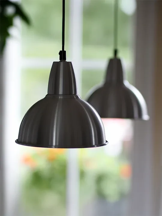 Industrialny Czarny żyrandol w kuchennej scenerii. Wyjątkowa ozdoba jadalni w minimalistycznym stylu